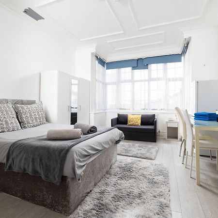 Bright Studio On Golders Green Road Londra Esterno foto